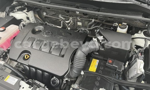 Oofamaa Toyota RAV4 White Makiinaa iti Addis–Ababa keessatti Ethiopia keessatti Oofamaa Toyota RAV4 White Makiinaa iti Addis–Ababa keessatti Ethiopia keessatti