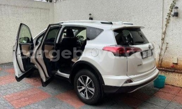 Oofamaa Toyota RAV4 White Makiinaa iti Addis–Ababa keessatti Ethiopia keessatti Oofamaa Toyota RAV4 White Makiinaa iti Addis–Ababa keessatti Ethiopia keessatti