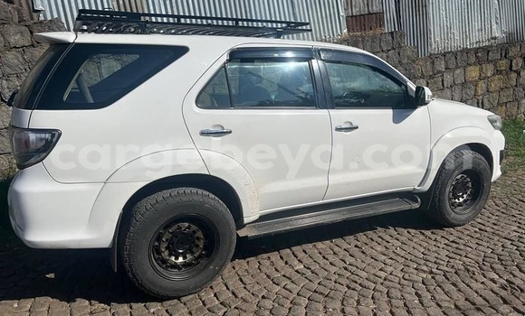 Oofamaa Toyota Fortuner White Makiinaa iti Addis–Ababa keessatti Ethiopia keessatti Oofamaa Toyota Fortuner White Makiinaa iti Addis–Ababa keessatti Ethiopia keessatti