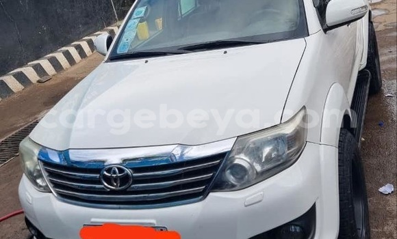 Oofamaa Toyota Fortuner White Makiinaa iti Addis–Ababa keessatti Ethiopia keessatti Oofamaa Toyota Fortuner White Makiinaa iti Addis–Ababa keessatti Ethiopia keessatti