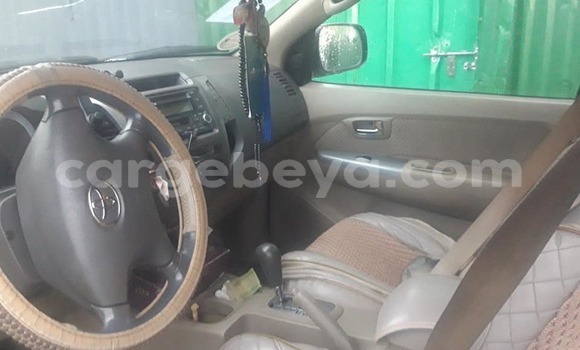 Oofamaa Toyota Fortuner White Makiinaa iti Addis–Ababa keessatti Ethiopia keessatti Oofamaa Toyota Fortuner White Makiinaa iti Addis–Ababa keessatti Ethiopia keessatti
