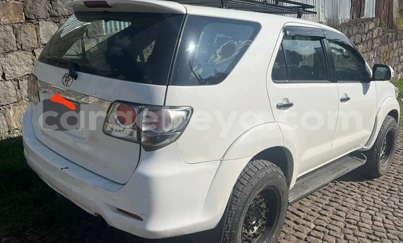 Oofamaa Toyota Fortuner White Makiinaa iti Addis–Ababa keessatti Ethiopia keessatti Oofamaa Toyota Fortuner White Makiinaa iti Addis–Ababa keessatti Ethiopia keessatti