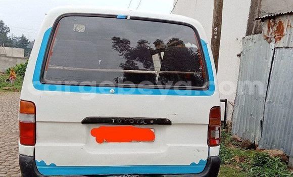 Oofamaa Toyota Hiace White Makiinaa iti Addi Ark'ay keessatti Amhara keessatti Oofamaa Toyota Hiace White Makiinaa iti Addi Ark'ay keessatti Amhara keessatti