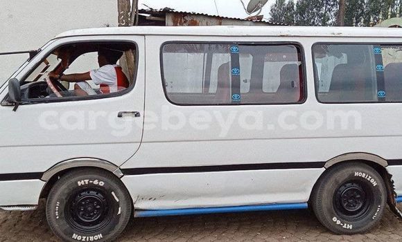 Oofamaa Toyota Hiace White Makiinaa iti Addi Ark'ay keessatti Amhara keessatti Oofamaa Toyota Hiace White Makiinaa iti Addi Ark'ay keessatti Amhara keessatti