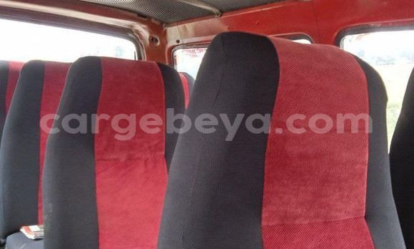 Oofamaa Toyota Hiace White Makiinaa iti Addi Ark'ay keessatti Amhara keessatti Oofamaa Toyota Hiace White Makiinaa iti Addi Ark'ay keessatti Amhara keessatti
