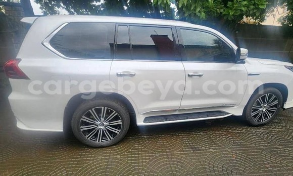 Oofamaa Lexus LX 570 White Makiinaa iti Abiy Adi keessatti Tigray keessatti Oofamaa Lexus LX 570 White Makiinaa iti Abiy Adi keessatti Tigray keessatti