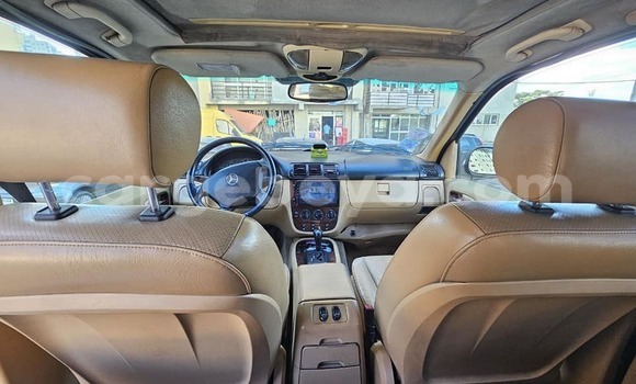 Oofamaa Mercedes-Benz ML–Class White Makiinaa iti Addis–Ababa keessatti Ethiopia keessatti Oofamaa Mercedes-Benz ML–Class White Makiinaa iti Addis–Ababa keessatti Ethiopia keessatti