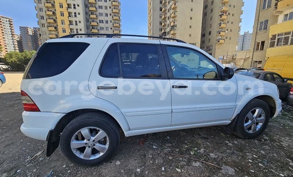 Oofamaa Mercedes-Benz ML–Class White Makiinaa iti Addis–Ababa keessatti Ethiopia keessatti Oofamaa Mercedes-Benz ML–Class White Makiinaa iti Addis–Ababa keessatti Ethiopia keessatti