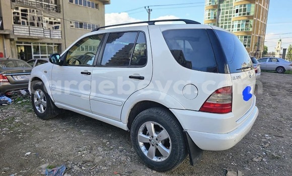Oofamaa Mercedes-Benz ML–Class White Makiinaa iti Addis–Ababa keessatti Ethiopia keessatti Oofamaa Mercedes-Benz ML–Class White Makiinaa iti Addis–Ababa keessatti Ethiopia keessatti