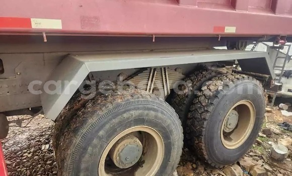 Oofamaa Sino Howo Red Netiree iti Addis–Ababa keessatti Ethiopia keessatti Oofamaa Sino Howo Red Netiree iti Addis–Ababa keessatti Ethiopia keessatti