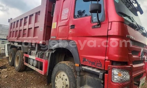 Oofamaa Sino Howo Red Netiree iti Addis–Ababa keessatti Ethiopia keessatti Oofamaa Sino Howo Red Netiree iti Addis–Ababa keessatti Ethiopia keessatti