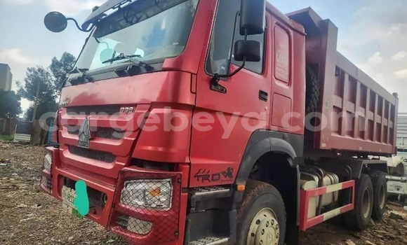Oofamaa Sino Howo Red Netiree iti Addis–Ababa keessatti Ethiopia keessatti Oofamaa Sino Howo Red Netiree iti Addis–Ababa keessatti Ethiopia keessatti