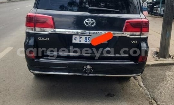 Oofamaa Toyota Land Cruiser Black Makiinaa iti Addis–Ababa keessatti Ethiopia keessatti Oofamaa Toyota Land Cruiser Black Makiinaa iti Addis–Ababa keessatti Ethiopia keessatti