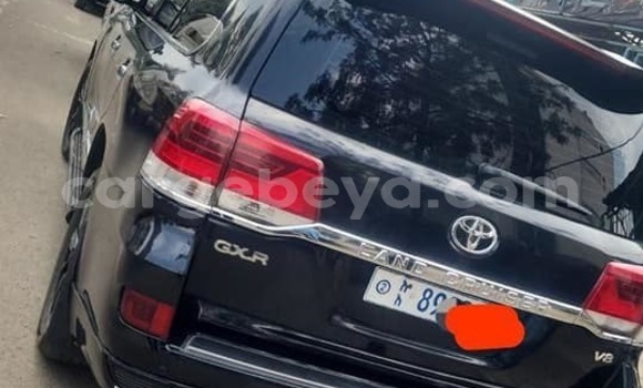 Oofamaa Toyota Land Cruiser Black Makiinaa iti Addis–Ababa keessatti Ethiopia keessatti Oofamaa Toyota Land Cruiser Black Makiinaa iti Addis–Ababa keessatti Ethiopia keessatti