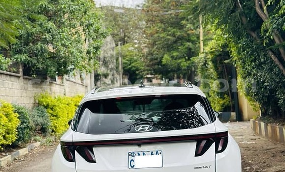 Oofamaa Hyundai Tucson White Makiinaa iti Addis–Ababa keessatti Ethiopia keessatti
