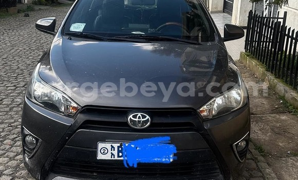 Oofamaa Toyota Yaris Black Makiinaa iti Addis–Ababa keessatti Ethiopia keessatti Oofamaa Toyota Yaris Black Makiinaa iti Addis–Ababa keessatti Ethiopia keessatti