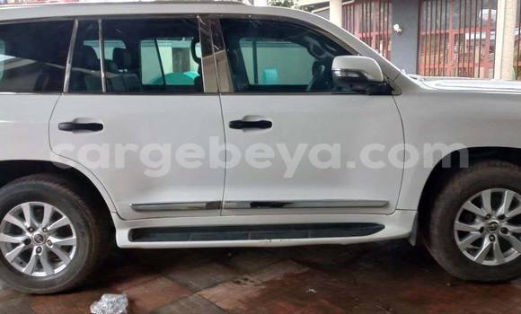 Oofamaa Toyota Land Cruiser Prado White Makiinaa iti Addis–Ababa keessatti Ethiopia keessatti