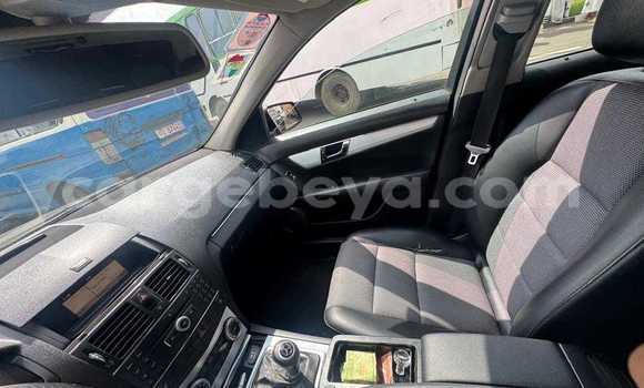 Oofamaa Mercedes-Benz C–Class Black Makiinaa iti Addis–Ababa keessatti Ethiopia keessatti