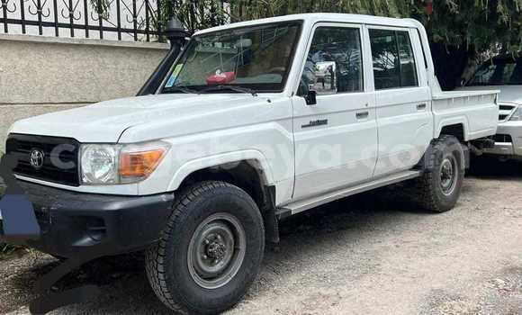Buy Used Toyota Land Cruiser White Car in Addis–Ababa in Ethiopia