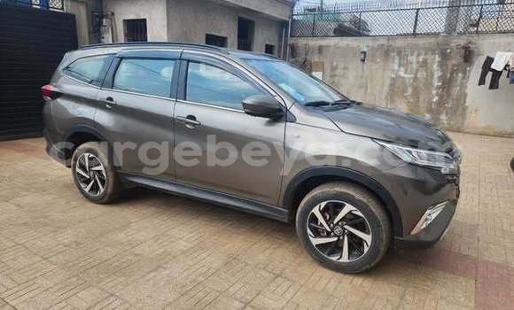 Oofamaa Toyota Rush Other Makiinaa iti Addis–Ababa keessatti Ethiopia keessatti Oofamaa Toyota Rush Other Makiinaa iti Addis–Ababa keessatti Ethiopia keessatti