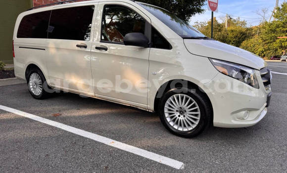 Oofamaa Mercedes-Benz Vito White Makiinaa iti Addis–Ababa keessatti Ethiopia keessatti