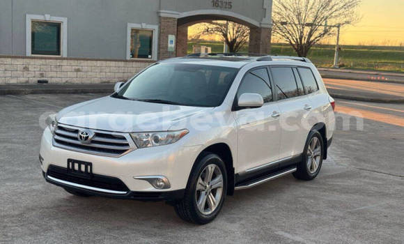 Buy Used Toyota Highlander White Car in Addis–Ababa in Ethiopia
