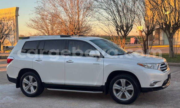 ይግዙ ያገለገለ Toyota Highlander ነጭ መኪና በ አዲስ አበባ በ ኢትዮጵያ ይግዙ ያገለገለ Toyota Highlander ነጭ መኪና በ አዲስ አበባ በ ኢትዮጵያ