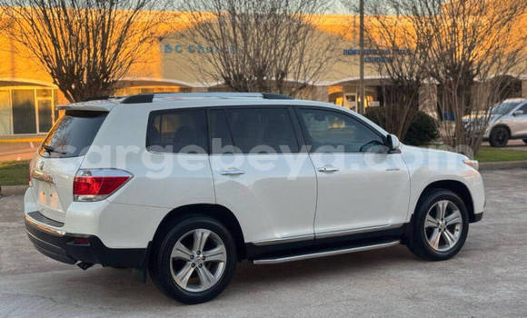 ይግዙ ያገለገለ Toyota Highlander ነጭ መኪና በ አዲስ አበባ በ ኢትዮጵያ ይግዙ ያገለገለ Toyota Highlander ነጭ መኪና በ አዲስ አበባ በ ኢትዮጵያ