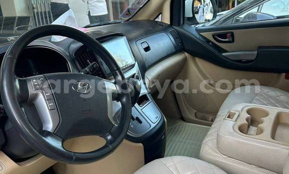 Acheter Occasion Voiture Hyundai Starex Blanc à Addis Ababa, Ethiopie Acheter Occasion Voiture Hyundai Starex Blanc à Addis Ababa, Ethiopie