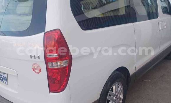 Acheter Occasion Voiture Hyundai Starex Blanc à Addis Ababa, Ethiopie Acheter Occasion Voiture Hyundai Starex Blanc à Addis Ababa, Ethiopie