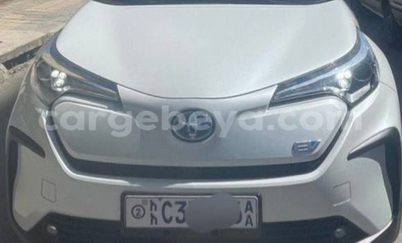 Buy Used Toyota C-HR White Car in Addis–Ababa in Ethiopia