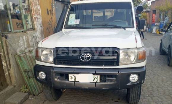 Buy Used Toyota Land Cruiser White Car in Addis–Ababa in Ethiopia