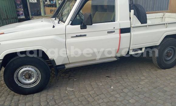 Acheter Occasion Voiture Toyota Land Cruiser Blanc à Addis Ababa, Ethiopie Acheter Occasion Voiture Toyota Land Cruiser Blanc à Addis Ababa, Ethiopie