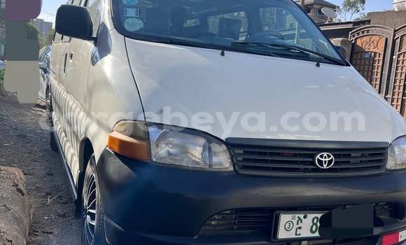 Oofamaa Toyota Hiace White Makiinaa iti Addis–Ababa keessatti Ethiopia keessatti