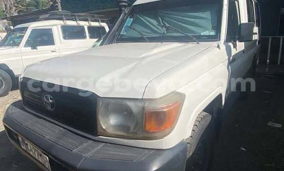 ይግዙ ያገለገለ Toyota Land Cruiser Prado ነጭ መኪና በ አዲስ አበባ በ ኢትዮጵያ