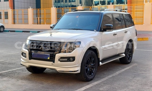 Oofamaa Mitsubishi Pajero White Makiinaa iti Addis–Ababa keessatti Ethiopia keessatti