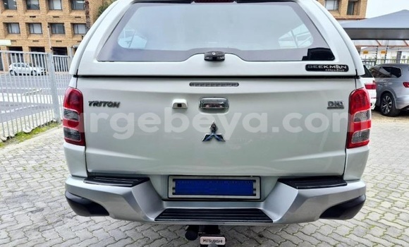 ይግዙ ያገለገለ Mitsubishi Triton ነጭ መኪና በ አዲስ አበባ በ ኢትዮጵያ ይግዙ ያገለገለ Mitsubishi Triton ነጭ መኪና በ አዲስ አበባ በ ኢትዮጵያ