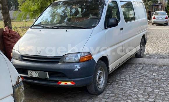 ይግዙ ያገለገለ Toyota Dolphin ነጭ መኪና በ አዲስ አበባ በ ኢትዮጵያ ይግዙ ያገለገለ Toyota Dolphin ነጭ መኪና በ አዲስ አበባ በ ኢትዮጵያ