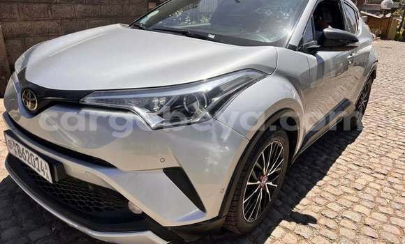 Oofamaa Toyota C-HR White Makiinaa iti Addis–Ababa keessatti Ethiopia keessatti