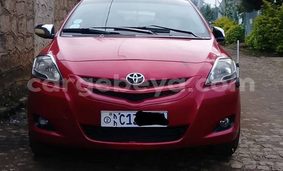 Oofamaa Toyota Yaris Red Makiinaa iti Addis ababa keessatti Africa keessatti