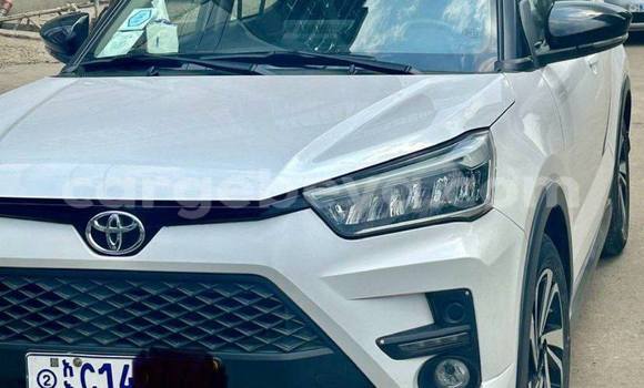 Oofamaa Toyota Ractis White Makiinaa iti Addis–Ababa keessatti Ethiopia keessatti