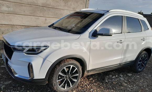 Oofamaa FAW City Golf White Makiinaa iti Addis–Ababa keessatti Ethiopia keessatti