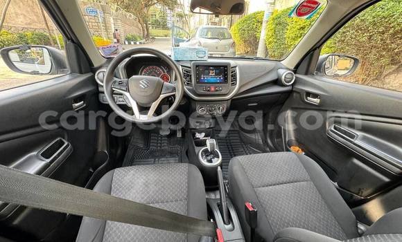 Oofamaa Suzuki Celerio White Makiinaa iti Addis–Ababa keessatti Ethiopia keessatti Oofamaa Suzuki Celerio White Makiinaa iti Addis–Ababa keessatti Ethiopia keessatti