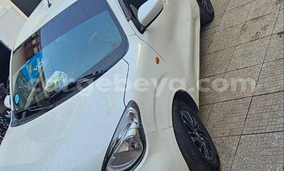 Oofamaa Suzuki Celerio White Makiinaa iti Addis–Ababa keessatti Ethiopia keessatti Oofamaa Suzuki Celerio White Makiinaa iti Addis–Ababa keessatti Ethiopia keessatti