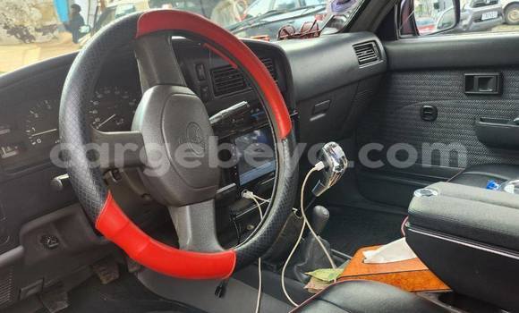 Oofamaa Toyota Hilux Red Makiinaa iti Addis–Ababa keessatti Ethiopia keessatti Oofamaa Toyota Hilux Red Makiinaa iti Addis–Ababa keessatti Ethiopia keessatti