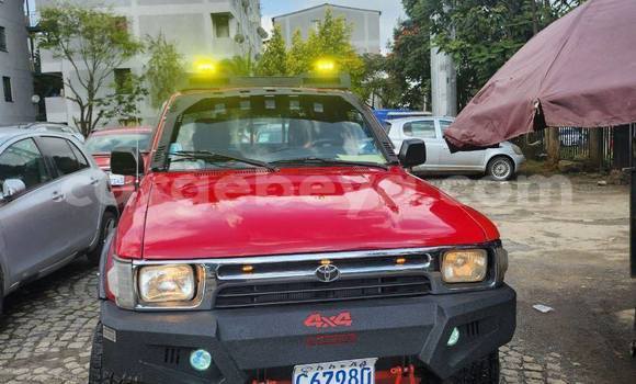 Oofamaa Toyota Hilux Red Makiinaa iti Addis–Ababa keessatti Ethiopia keessatti Oofamaa Toyota Hilux Red Makiinaa iti Addis–Ababa keessatti Ethiopia keessatti