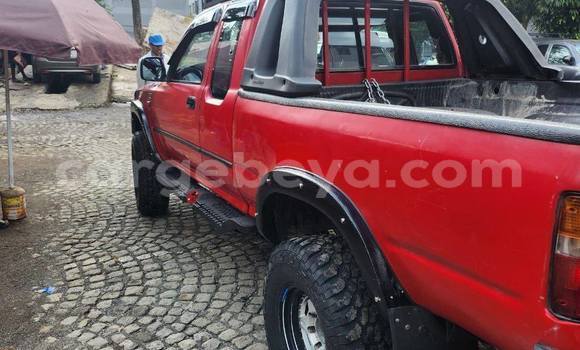 Oofamaa Toyota Hilux Red Makiinaa iti Addis–Ababa keessatti Ethiopia keessatti Oofamaa Toyota Hilux Red Makiinaa iti Addis–Ababa keessatti Ethiopia keessatti