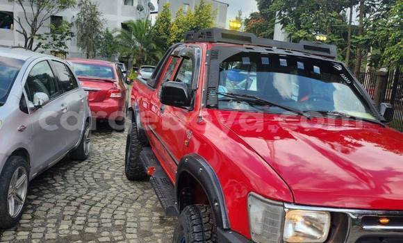 Oofamaa Toyota Hilux Red Makiinaa iti Addis–Ababa keessatti Ethiopia keessatti Oofamaa Toyota Hilux Red Makiinaa iti Addis–Ababa keessatti Ethiopia keessatti