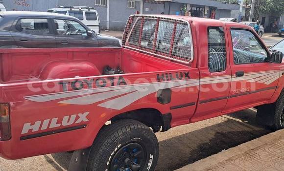 Oofamaa Toyota Hilux Red Makiinaa iti Addis–Ababa keessatti Ethiopia keessatti Oofamaa Toyota Hilux Red Makiinaa iti Addis–Ababa keessatti Ethiopia keessatti