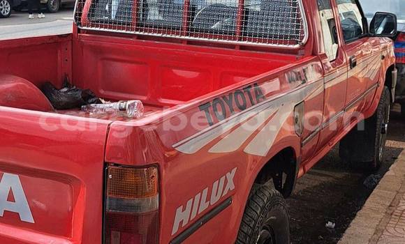 Oofamaa Toyota Hilux Red Makiinaa iti Addis–Ababa keessatti Ethiopia keessatti Oofamaa Toyota Hilux Red Makiinaa iti Addis–Ababa keessatti Ethiopia keessatti